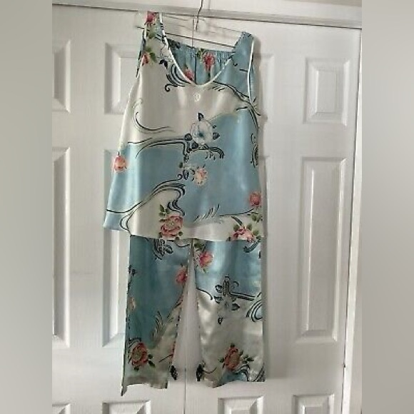 Looking for Oscar De La Renta 2 piece sleepwear pajama set top and bottom - Picture 2 of 2